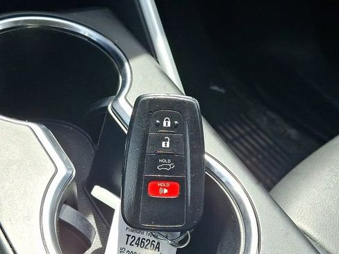 Used 2021 Toyota Highlander XLE FWD image 16