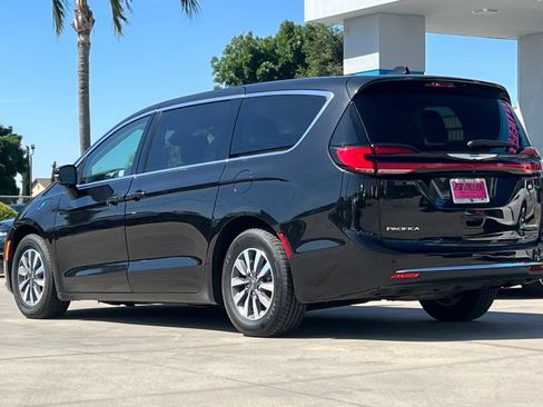 Used 2024 Chrysler Pacifica Limited FWD image 7