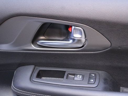 Used 2025 Chrysler Pacifica Select image 9