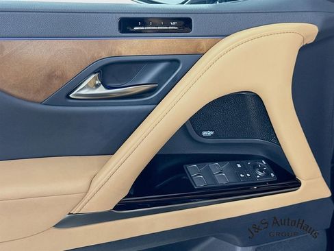 Used 2023 Lexus LX 600 4WD w/ Accessory Package (Z1) image 23