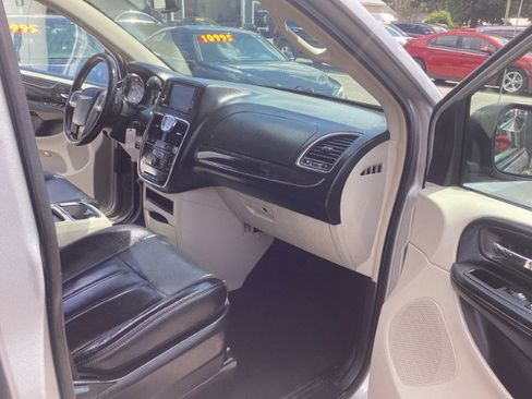 Used 2016 Chrysler Town & Country Touring image 7