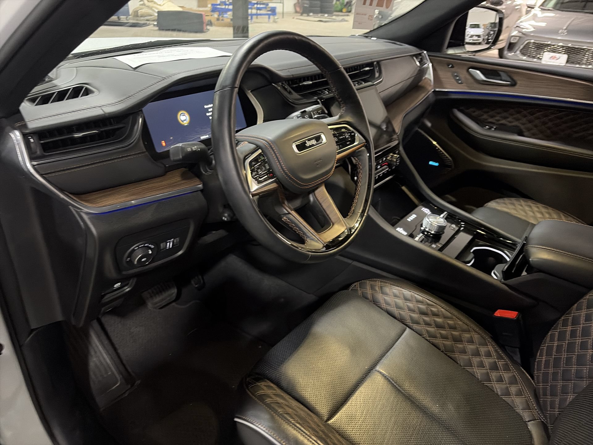 Used 2025 Jeep Grand Cherokee Summit w/ Adv Protech Group IV AWD/4WD image 11