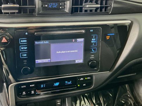 Used 2018 Toyota Corolla LE FWD image 15