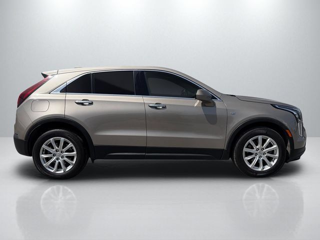 Used 2023 Cadillac XT4 Luxury w/ Cold Weather Package FWD image 4