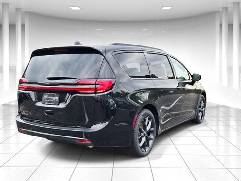 New 2026 Chrysler Pacifica Select w/ S Appearance Package FWD image 3