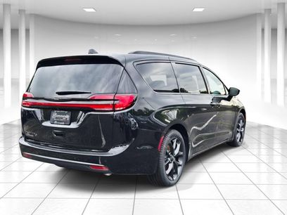 New 2026 Chrysler Pacifica Select w/ S Appearance Package