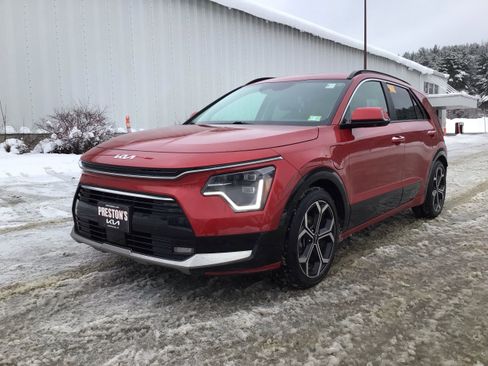 Used 2023 Kia Niro SX Touring image 3