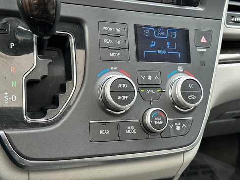 Used 2017 Toyota Sienna XLE image 22