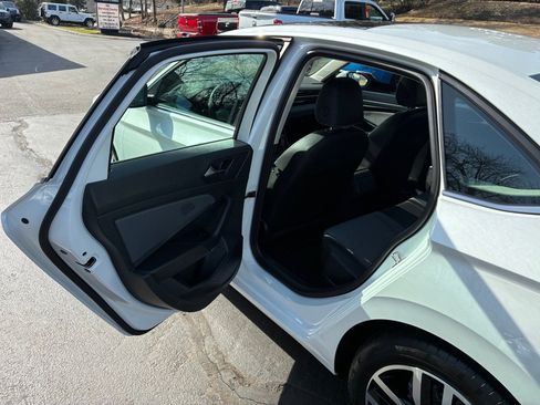 Used 2025 Volkswagen Jetta SE w/ Sunroof Package image 13
