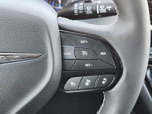 Used 2025 Chrysler Pacifica Limited image 29