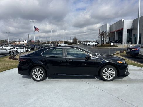 Used 2021 Toyota Camry LE image 11