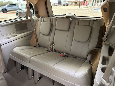 Used 2015 Chrysler Town & Country Touring w/ Driver Convenience Group image 18