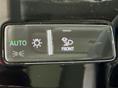 Used 2019 Audi e-tron Premium Plus image 10