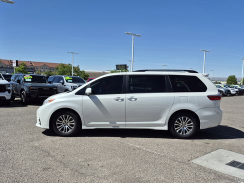 Used 2020 Toyota Sienna XLE w/ XLE Navigation Package image 2