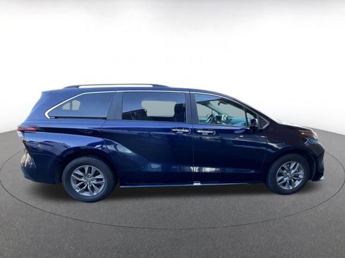Used 2024 Toyota Sienna XLE image 8