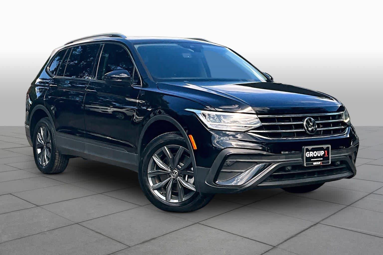 Used 2022 Volkswagen Tiguan SE w/ Panoramic Sunroof Package FWD image 3