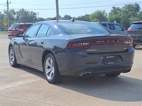 Used 2017 Dodge Charger SXT image 3