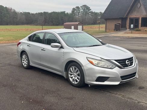 Used 2018 Nissan Altima 2.5 S w/ S Convenience Package FWD image 2