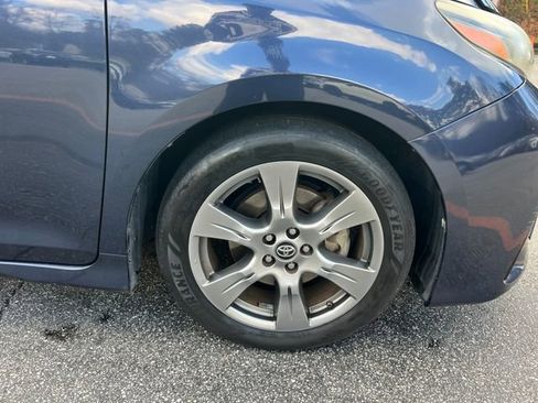 Used 2018 Toyota Sienna SE image 35