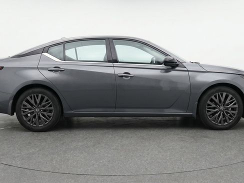 Used 2025 Nissan Altima 2.5 SV FWD image 11