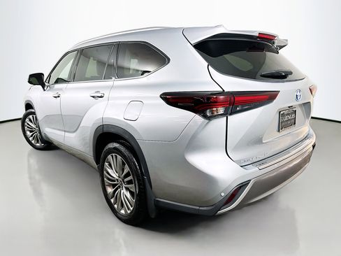 Used 2024 Toyota Highlander Platinum image 5