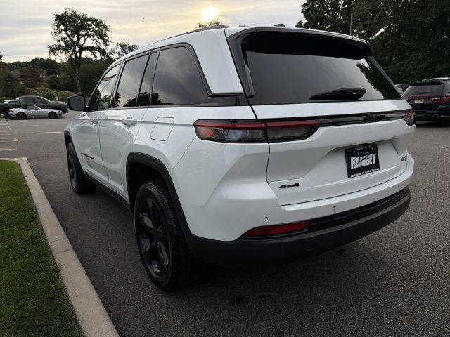 Used 2023 Jeep Grand Cherokee Altitude AWD/4WD image 6