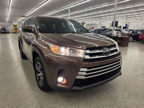 Used 2019 Toyota Highlander Plus AWD/4WD image 4