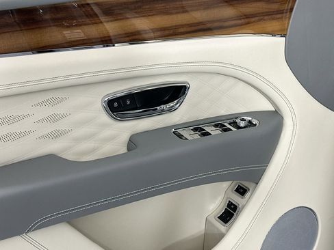 Used 2025 Bentley Bentayga Extended Wheelbase image 15