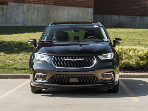 Used 2024 Chrysler Pacifica Touring-L FWD image 29