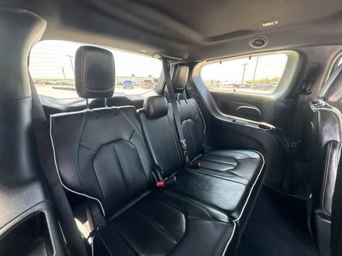Used 2025 Chrysler Pacifica Limited FWD image 19