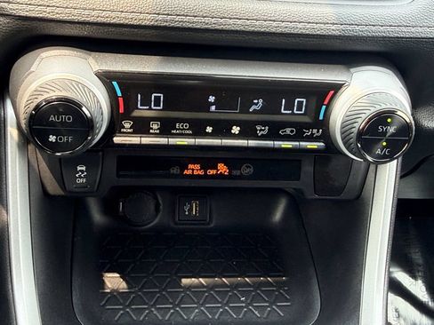 Used 2025 Toyota RAV4 XLE AWD/4WD image 17
