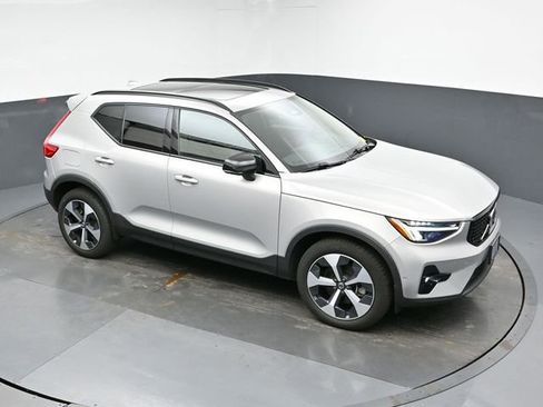 Used 2023 Volvo XC40 B5 Plus w/ Driver Assist Package image 17