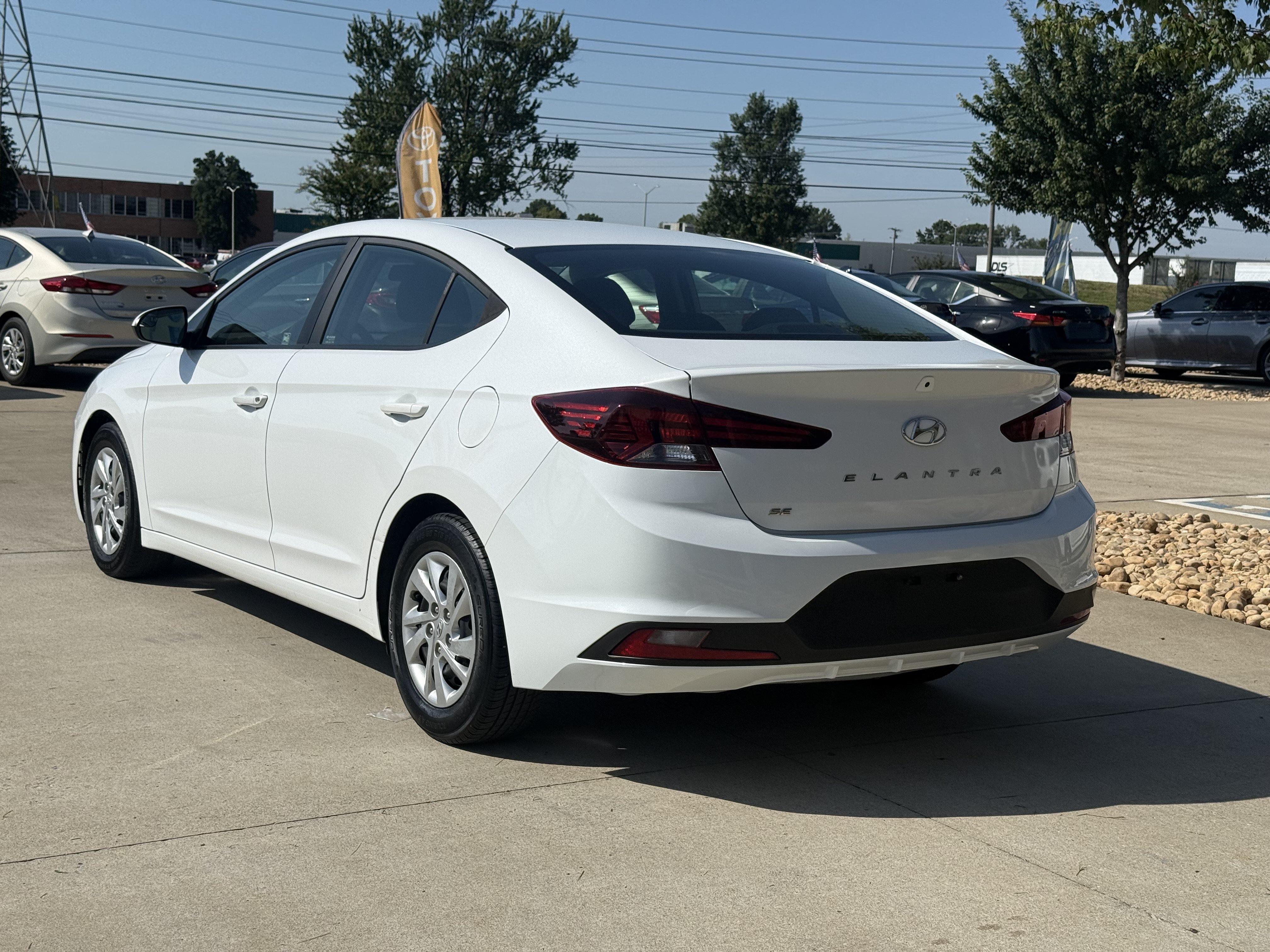 Used 2020 Hyundai Elantra SE w/ Cargo Package (C1) FWD image 5