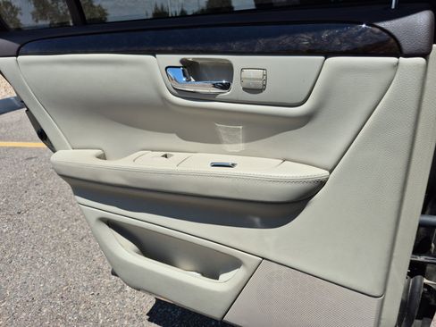 Used 2011 Cadillac DTS Luxury FWD image 21