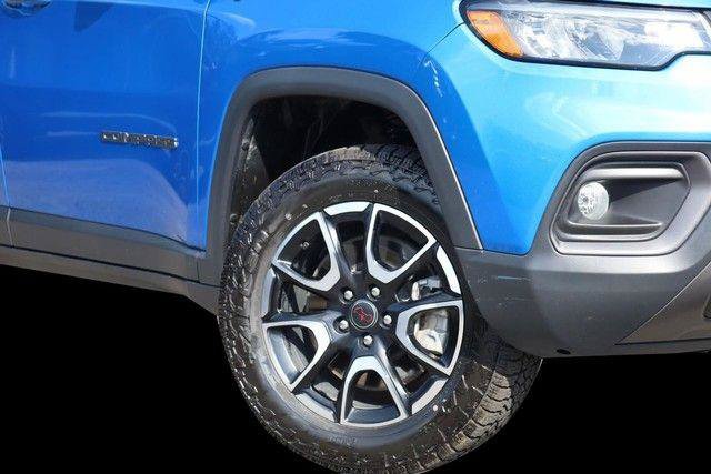 Used 2025 Jeep Compass Trailhawk AWD/4WD image 3
