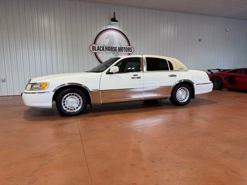 Used 2002 Lincoln Town Car Executive image 3