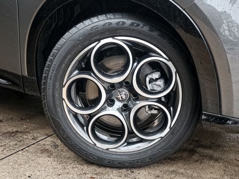 Used 2025 Alfa Romeo Tonale image 13