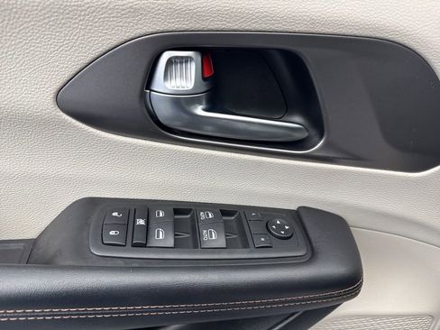 Used 2020 Chrysler Pacifica Touring image 29