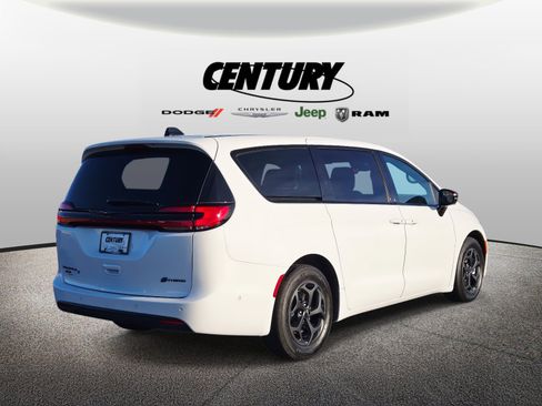 Used 2024 Chrysler Pacifica Limited image 4