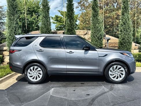 Certified 2025 Land Rover Discovery S image 6