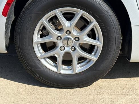 Used 2023 Chrysler Pacifica Touring-L FWD image 9