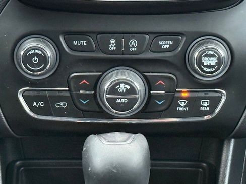 Used 2020 Jeep Cherokee Limited image 19