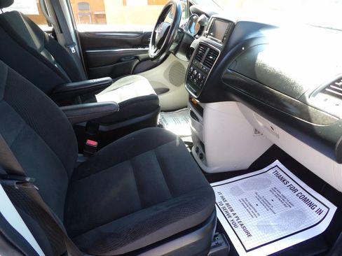 Used 2019 Dodge Grand Caravan SE FWD image 16