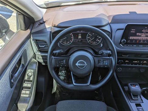 Used 2023 Nissan Rogue SV image 17
