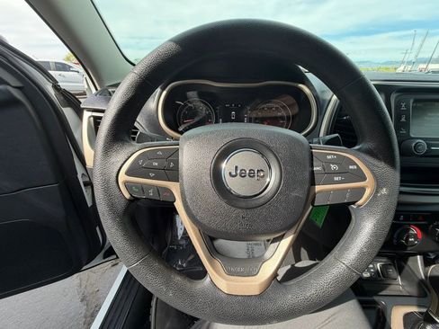 Used 2015 Jeep Cherokee Sport image 22