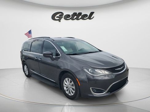 Used 2017 Chrysler Pacifica Touring-L image 2