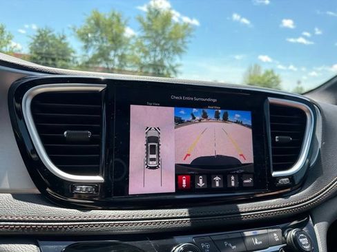 Used 2024 Chrysler Pacifica Pinnacle FWD image 12