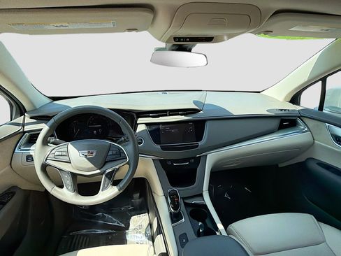 Used 2018 Cadillac XT5 Luxury w/ Driver Awareness Package image 16