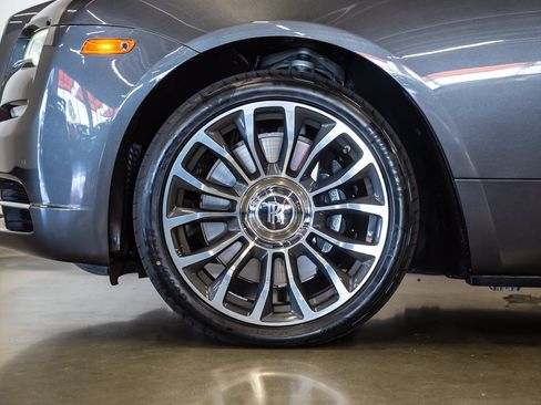 Used 2018 Rolls-Royce Dawn RWD image 21