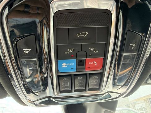 Used 2022 Jeep Grand Cherokee Summit AWD/4WD image 19